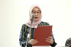 Ibu Devy Maulana sedang membacakan doa