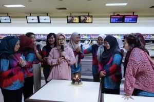 Pembukaan turnamen bowling internal IIPOJK oleh Ketua Umum IIPOJK_ Ibu Iing Ihsanuddin didampingi oleh Wakil Ketua II (Ibu Lisya Hidayat Prabowo)