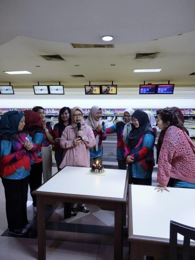 Pembukaan turnamen bowling internal IIPOJK oleh Ketua Umum IIPOJK_ Ibu Iing Ihsanuddin didampingi oleh Wakil Ketua II (Ibu Lisya Hidayat Prabowo)