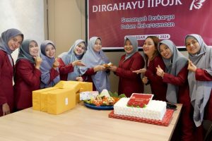 Pemotongan Tumpeng oleh Ibu Wakil Ketua IIPOJK SulSel SulBar, Ibu Dida Budi Susetyo-min