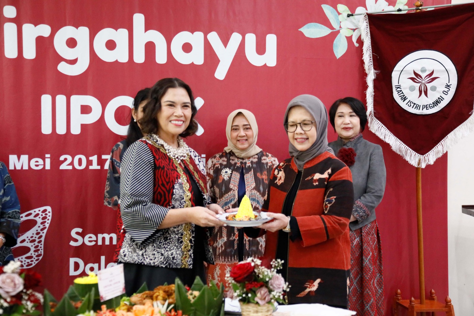 Penyerahan potongan tumpeng kepada Ketua Dewan Pembina IIPOJK