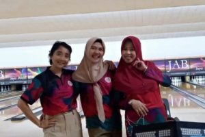 Peserta turnamen bowling