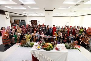 Seluruh peserta berfoto bersama menandai berakhirnya acara pemotongan tumpeng