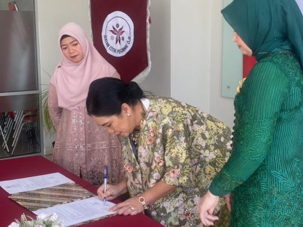 Sertijab oleh ketua IIPOJK yang lama (Ibu Sylvie) dengan ketua IIPOJK baru (Ibu Fitri Suciyani) disaksikan oleh Ibu Arulita Mirza