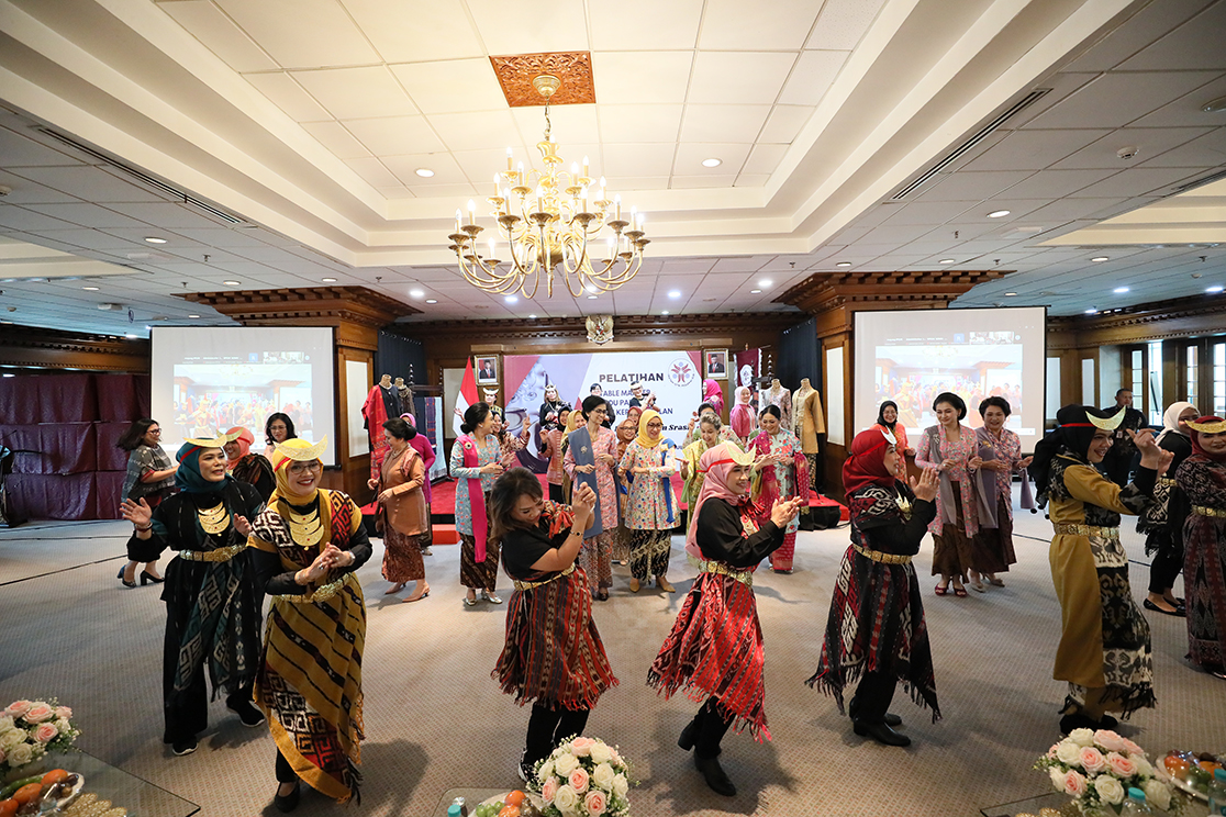 Bestie Line Dance IIPOJK menampilkan tarian pada penutupan acara pelatihan