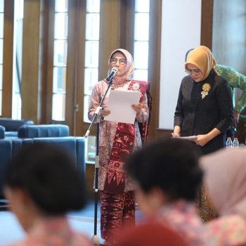 Ibu Ina Farid membacakan doa didampingi oleh Ibu Uchie Azilsyah selaku MC