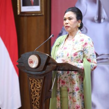 Ibu Ita Mahendra Siregar memberikan sambutan dalam pelatihan Table Manner, Padu Padan Busana, dan Keprotokolan bagi anggota IIPOJK