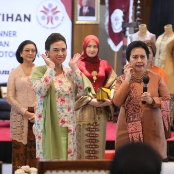 Ibu Ita Mahendra sebagai model busana Nasional bersama para model lainnya dari anggota IIPOJK