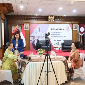 Sesi table manner yang dipandu oleh Ibu Yanti dan Ibu Irma sedang memperagakan etika makan dalam sebuah jamuan