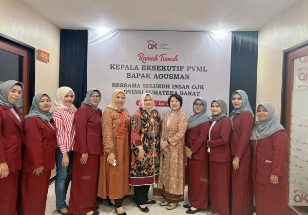 Foto bersama anggota IIPOJK bersama Ibu Mona Agusman, Dewan Pembina IIPOJK dan Ibu Izzaty Roni, Ketua IIPOJK Sumbar.