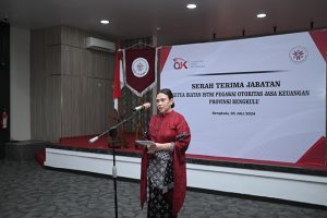 Ibu Ita Mahendra memberikan sambutan dalam serah terima jabatan ketua IIPOJK Bengkulu