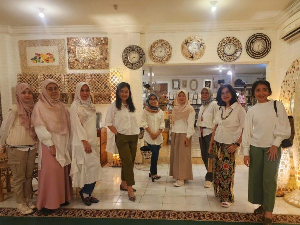 Ibu Rayi Inarno bersama anggota IIPOJK Pusat dan Cirebon