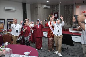 Kemeriahan acara Ramah Tamah Kantor OJK Bengkulu bersama Bapak Mahendra dan Ibu Hornita di Aula Singaran Pati KOJK Bengkulu