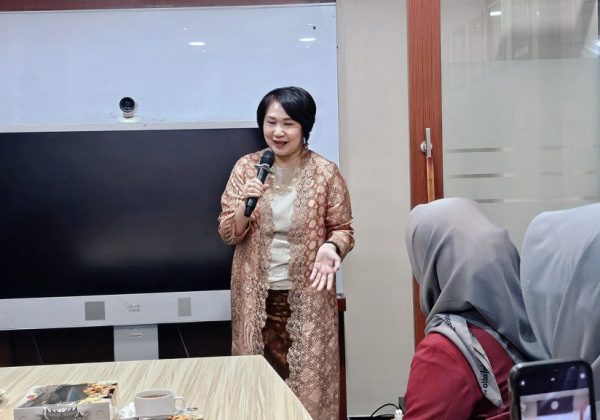 Pengarahan dan sharing ilmu oleh Ibu Mona Agusman kepada anggota IIPOJK Sumatera Barat.