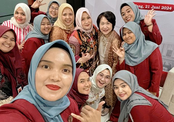 Selfie bersama anggota IIPOJK bersama Ibu Mona Agusman, Dewan Pembina IIPOJK dan Ibu Izzaty Roni, Ketua IIPOJK Sumatera Barat.