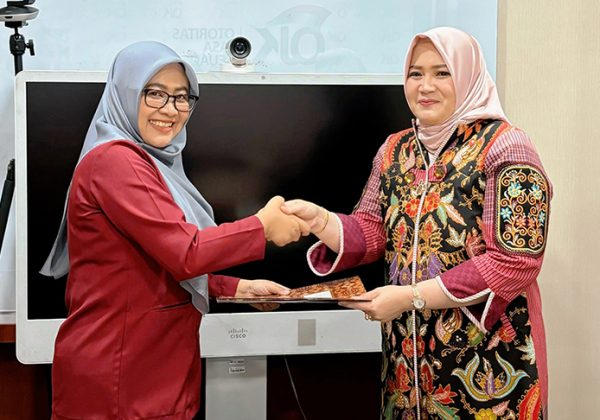 Sertijab Ketua IIPOJK (21 Juni 2024) yang lama diwakili oleh Ibu Sri Anggraini kepada Ibu Izzaty Roni, disaksikan oleh Ibu Mona Agusman.