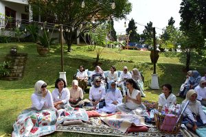 Ibu Rayi Inarno didampingi oleh Ibu Ani Hasan memberikan salam pembuka wisuda batch 2 Kotingko