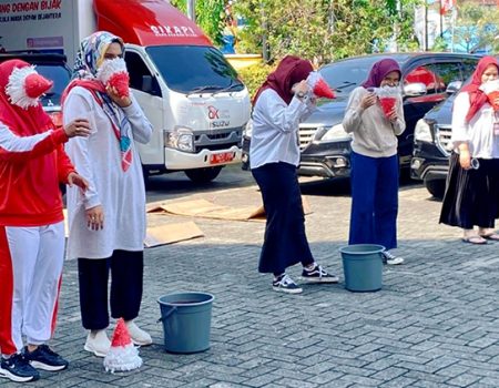 Lomba memindahkan Air Dengan Muka Ditutupi Corong