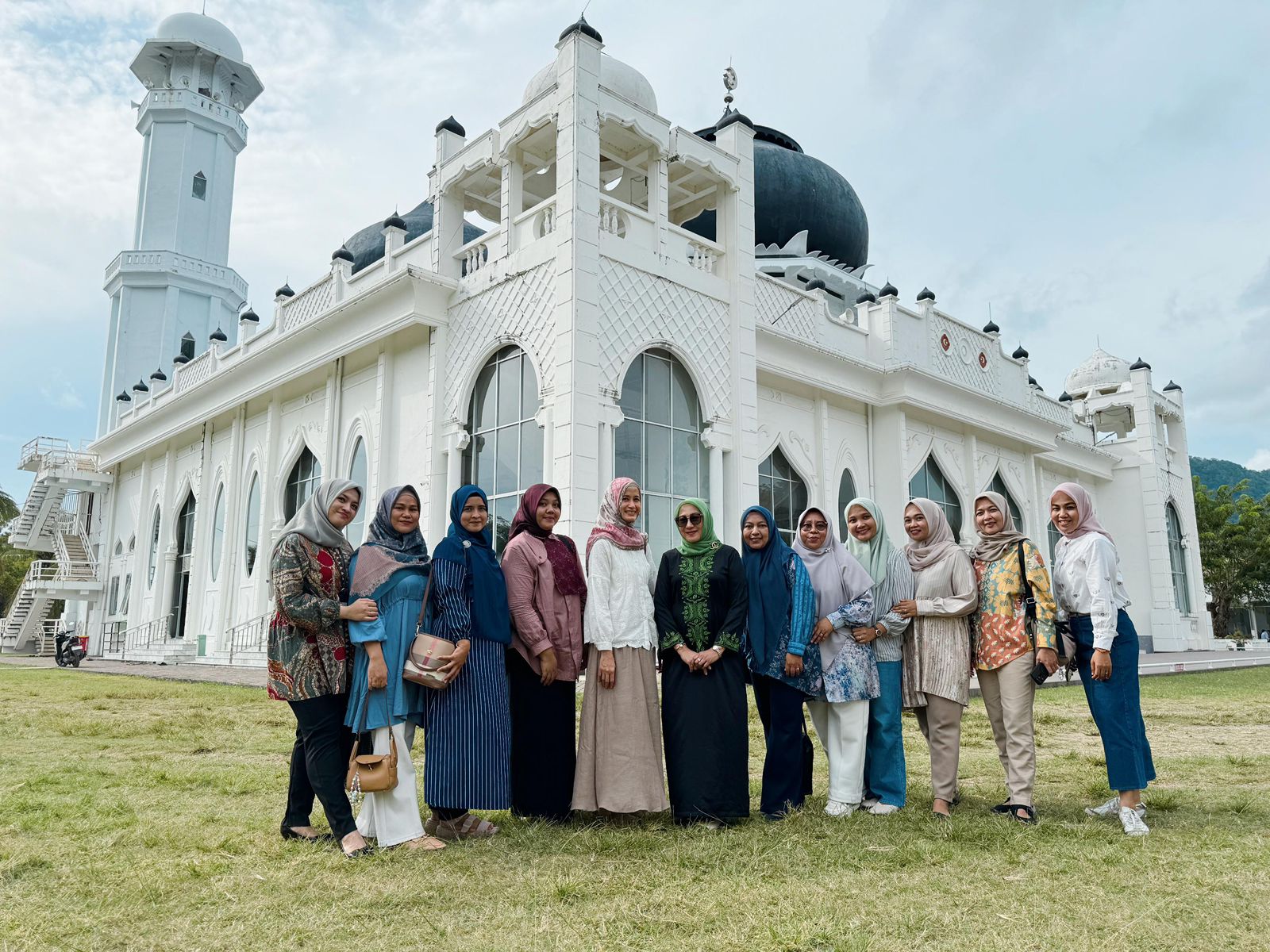 IIPOJK Aceh bersama Ibu Irna Dian Rae mengunjungi Masjid Rahmatullah di, Lampuuk, Aceh Besar. Masjid bersejarah yang tetap kokoh diterjang Tsunami pada (2024).