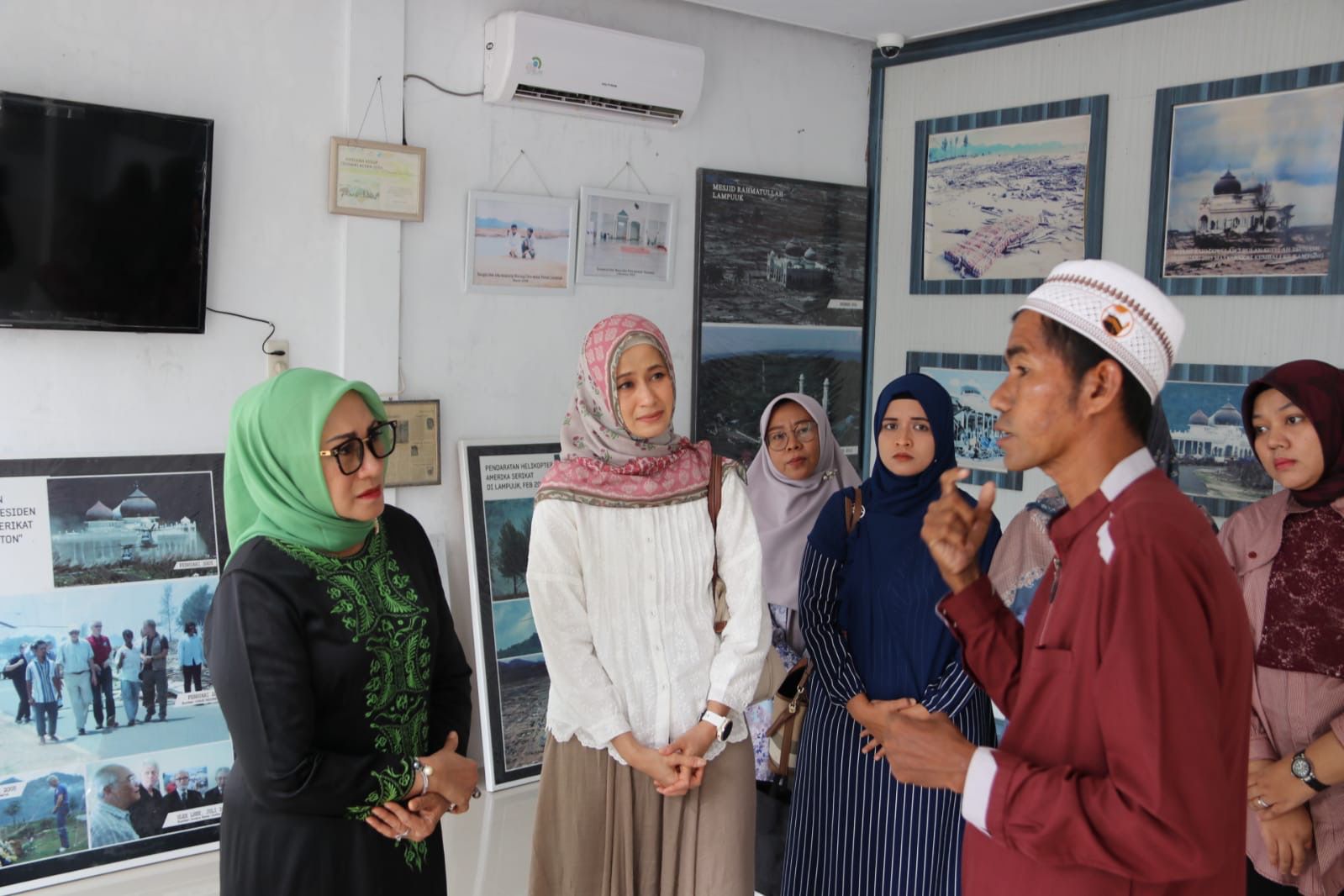 Mendengarkan kisah saksi hidup Tsunami Aceh 2004 di Masjid Rahmatullah yang terletak di Lampuukk, Aceh Besar.