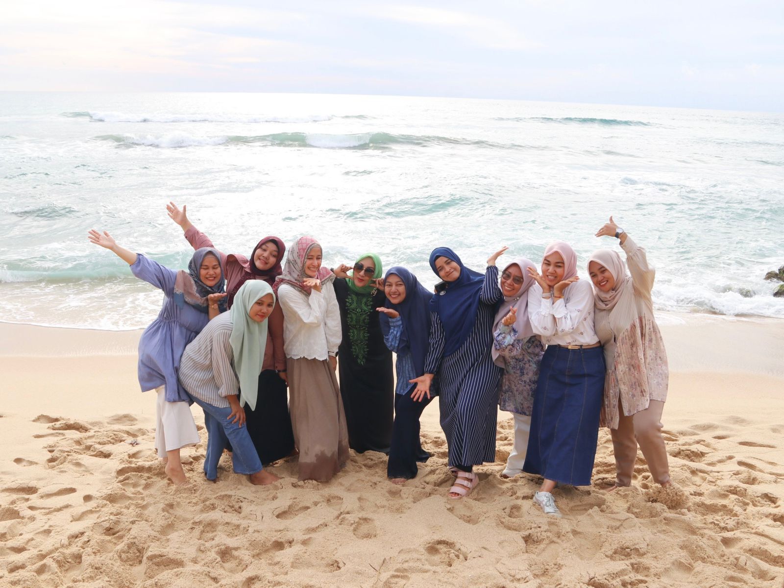 Mengunjungi Pantai Lhoknga sambil menikmati Indahnya Sunset bersama Ibu Irna Dian