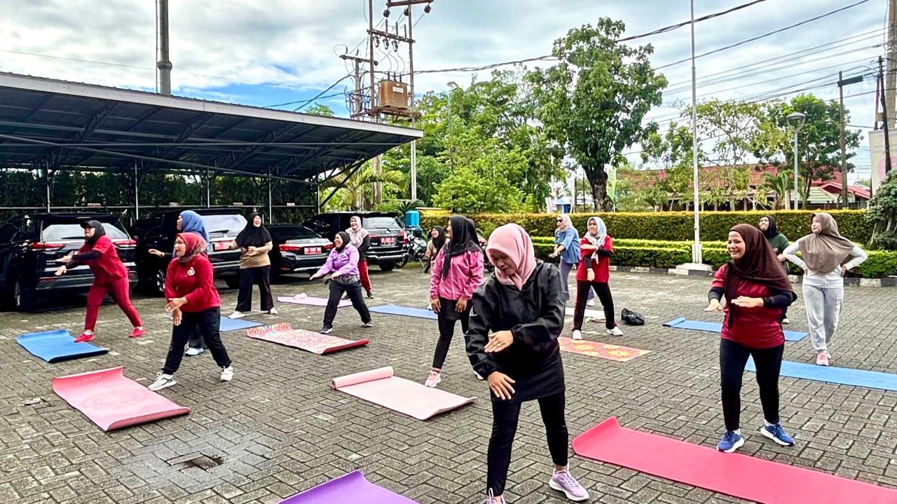 IIPOJK Sumatera Barat melaksanakan Olahraga Bersama
"Poundfit dan Pilates".